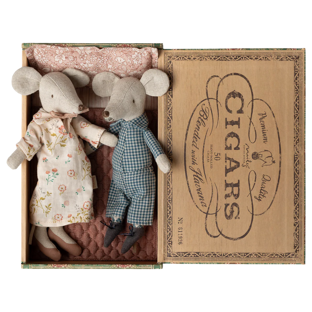Grandma & Grandpa Mice in Cigarbox